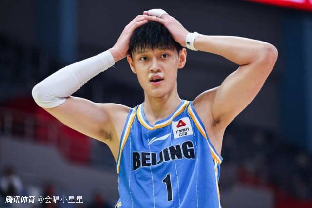 佟丽娅优雅亮相大秀乳沟 频谈陈思成主办方不满 2013-08-01 北京，7月31日，佟丽娅出席某品牌活动。