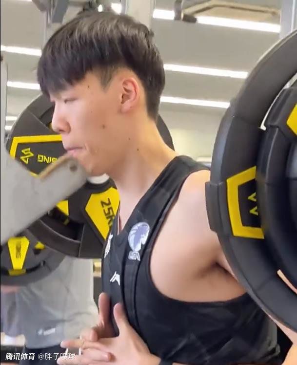 在这个承载着历史记忆的六月，当《黄河大合唱》的旋律与《阿曼盖尔德》的音符再次交织，一段被战火淬炼的跨国情谊穿越时空，在荧屏上再次焕发新生。