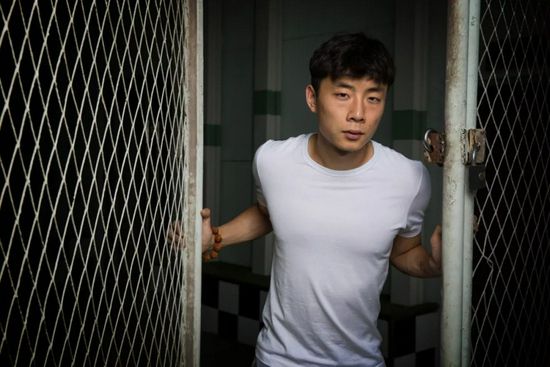违者将追究其相关法律责任 图片由视觉中国供本网专稿，任何网站、报刊、电视台未经视觉中国许可，不得部分或全部转载 标签： 黄渤朱一龙北京电影学院 ： 相关新闻 张艺谋《惊蛰无声》破5亿 易烊千玺宋佳现身映后2026-02-20 千玺反间谍朱一龙被跟踪?
